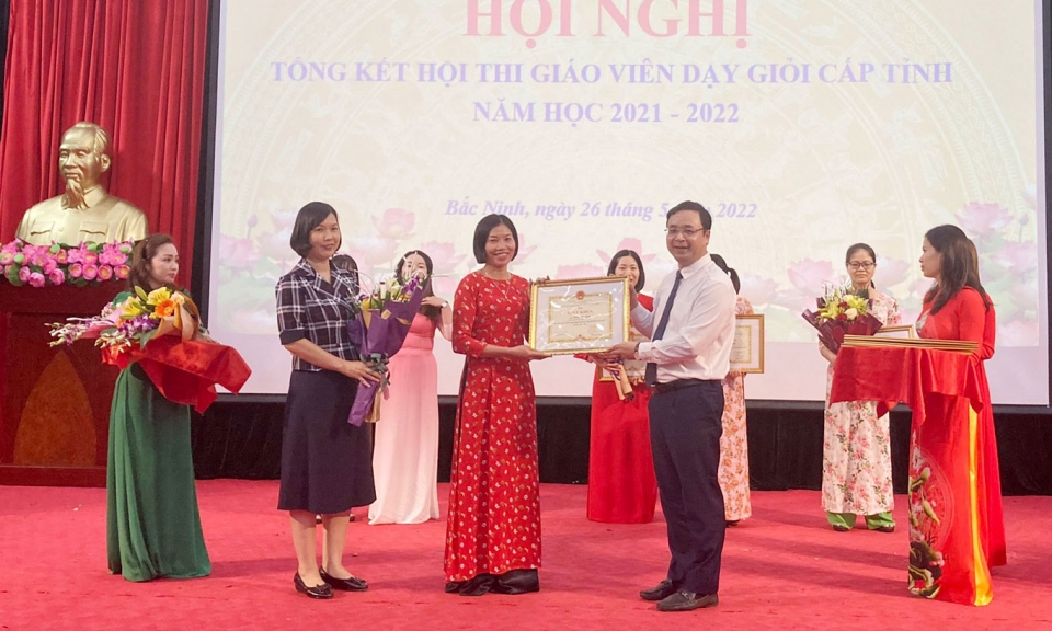 Sở GD-ĐT tuyên dương 35 giáo viên xuất sắc năm học 2021-2022