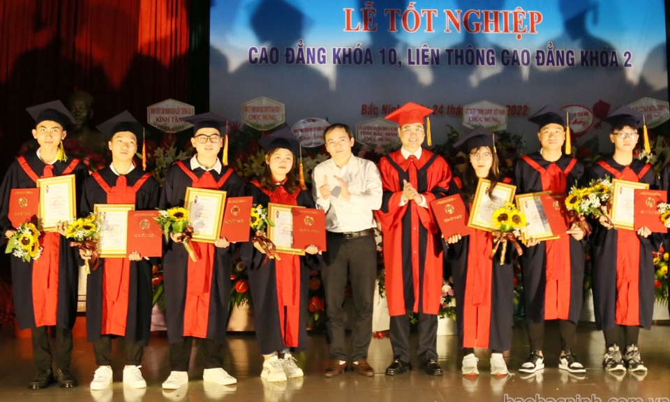 Trường Cao đẳng Công nghiệp Bắc Ninh trao bằng tốt nghiệp cho hơn 300 sinh viên hệ cao đẳng