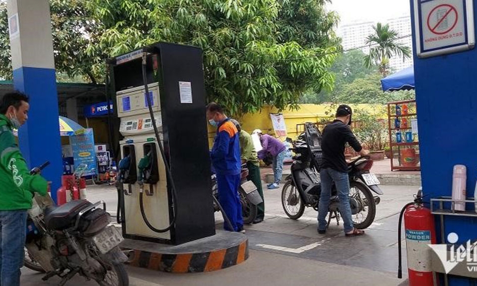 Giá xăng đồng loạt tăng mạnh, lập mức kỷ lục mới