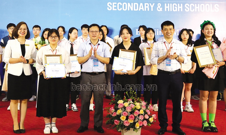 3 thí sinh đạt giải Nhất  cuộc thi hùng biện  Tiếng Anh cấp tỉnh  năm học 2021-2022