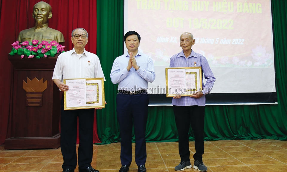 Phó Chủ tịch UBND tỉnh Đào Quang Khải dự Lễ trao tặng Huy hiệu Đảng