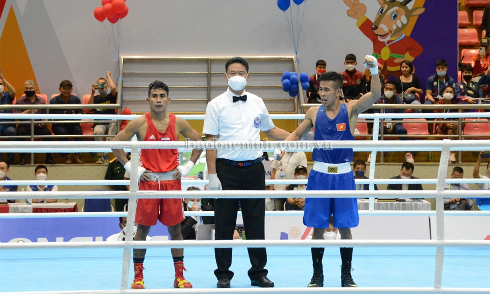 Võ sỹ Trần Văn Thảo giành chiến thắng đầu tiên cho Boxing Việt Nam ở SEA Games 31
