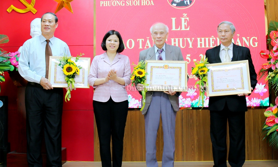 Phó Bí thư Tỉnh ủy, Chủ tịch UBND tỉnh Nguyễn Hương Giang dự Lễ trao tặng Huy hiệu Đảng