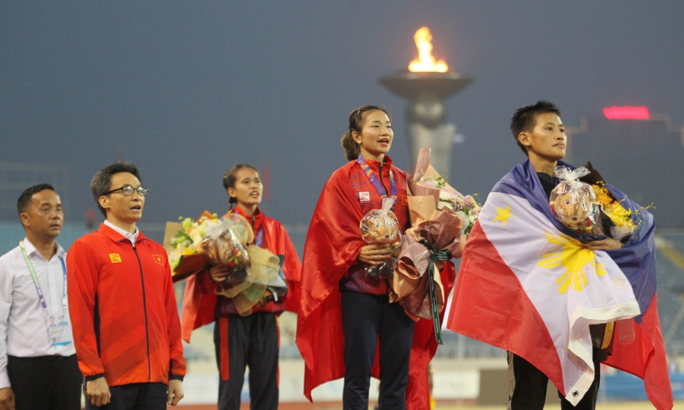 Phó thủ tướng Vũ Đức Đam trao HCV SEA Games cho Nguyễn Thị Oanh, Nguyễn Huy Hoàng