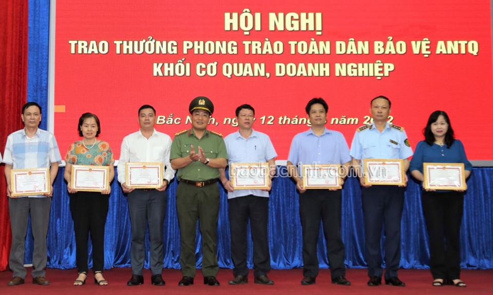Trao thưởng phong trào toàn dân bảo vệ an ninh Tổ quốc khối cơ quan, doanh nghiệp