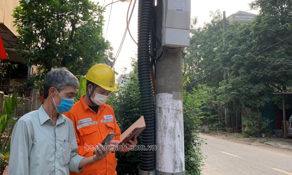 Điện lực Từ Sơn ứng dụng CMIS Mobile kiểm tra giám sát mua bán điện tại hiện trường