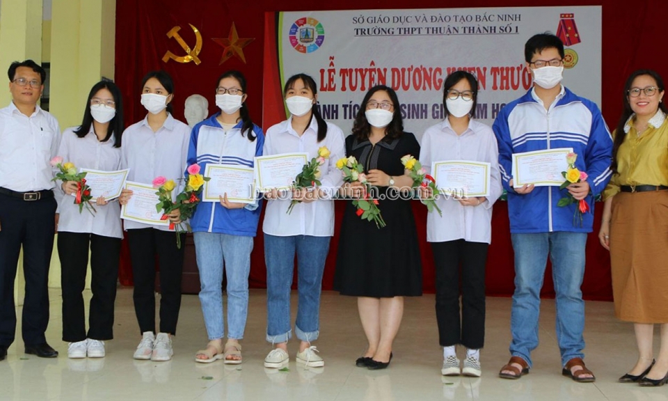 Trường THPT Thuận Thành số 1 khen thưởng giáo viên, học sinh tiêu biểu năm học 2021-2022