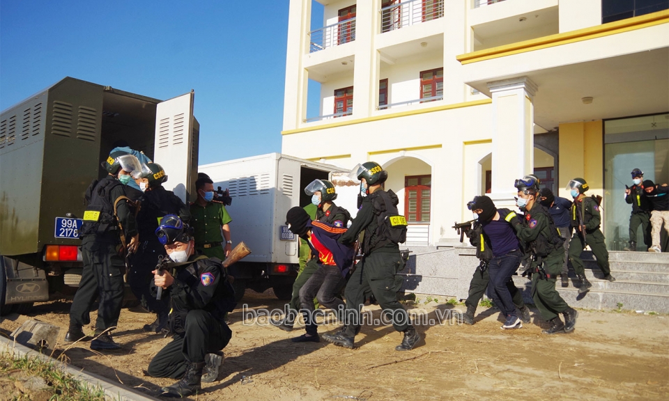 “Lá chắn” bảo vệ cuộc sống bình yên của nhân dân
