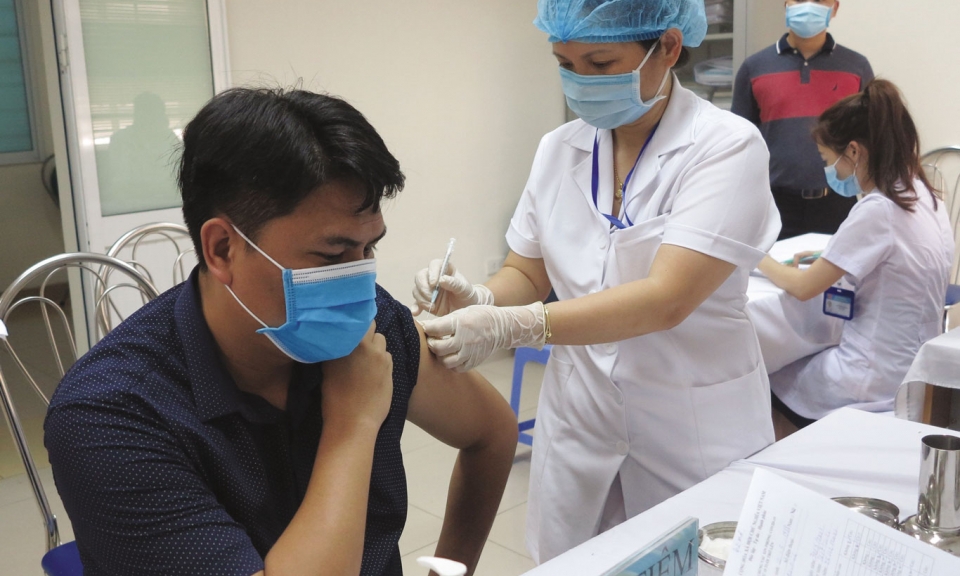 Đẩy mạnh tiêm vắc-xin  phòng COVID-19