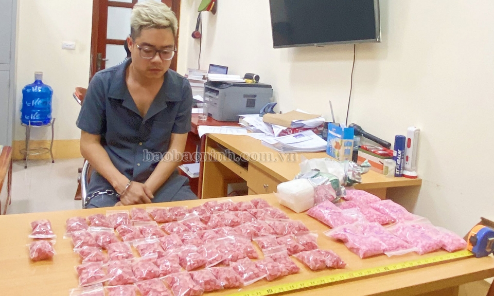 Khởi tố đối tượng mua bán trái phép chất ma túy và  tàng trữ trái phép vũ khí quân dụng