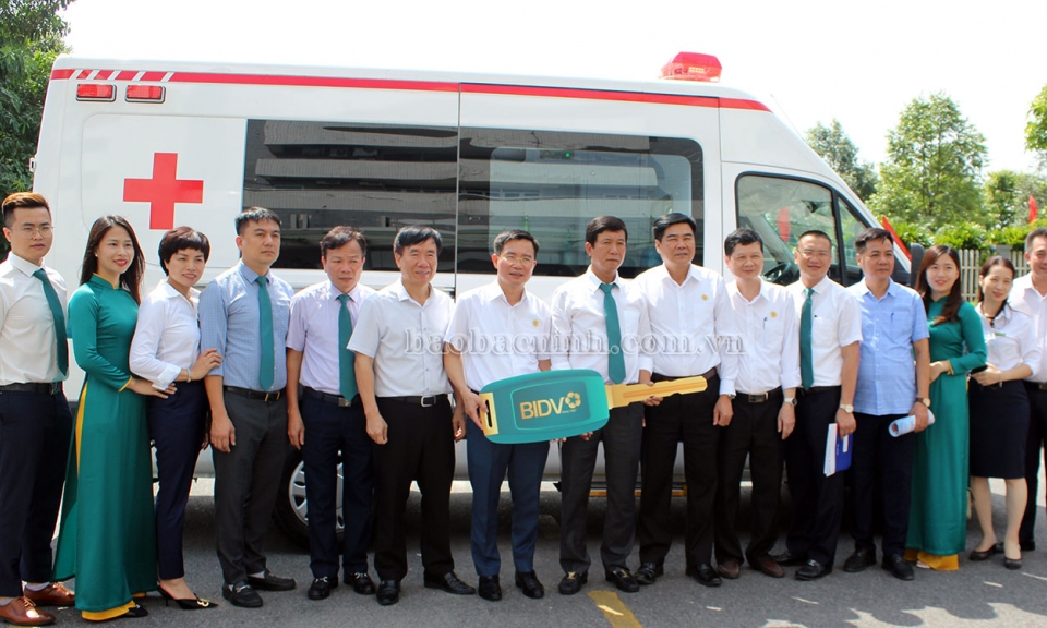 BIDV trao tặng xe cứu thương cho Bệnh viện Sản - Nhi Bắc Ninh