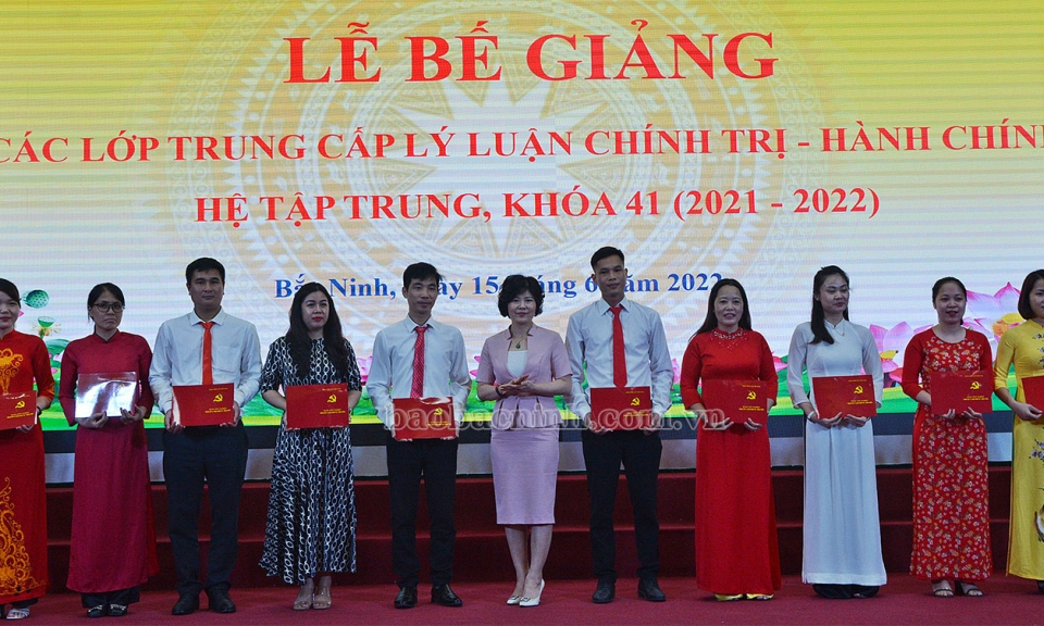 Bế giảng các lớp Trung cấp Lý luận chính trị - Hành chính khóa 41