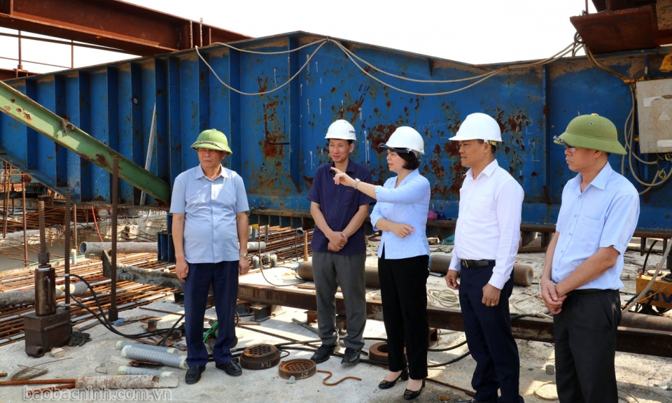 Chủ tịch UBND tỉnh Nguyễn Hương Giang kiểm tra tiến độ thi công cầu Phật Tích - Đại Đồng Thành