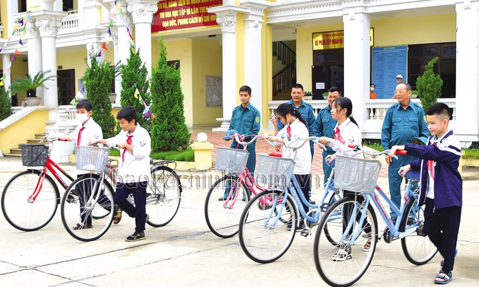 Lực lượng vũ trang Yên Phong  học và làm theo Bác