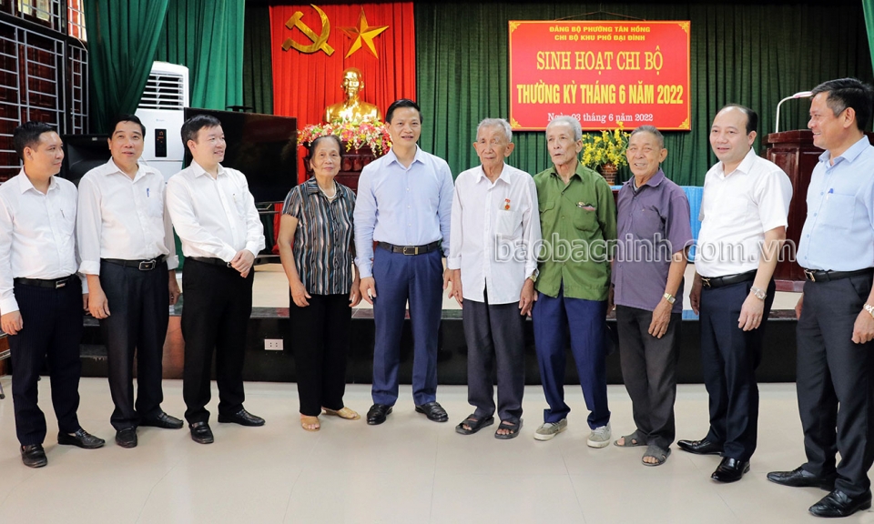 Phó Chủ tịch Thường trực UBND tỉnh Vương Quốc Tuấn dự sinh hoạt chi bộ tại khu phố Đại Đình