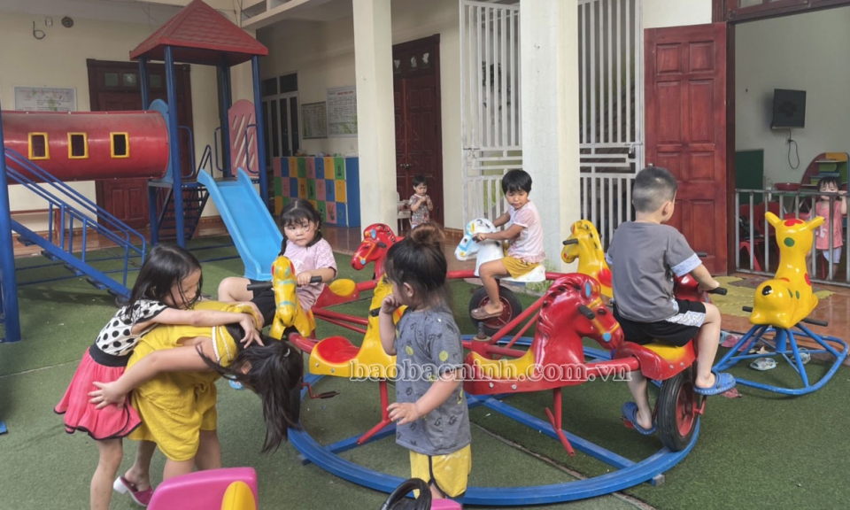 Phòng giao dịch NHCSXH huyện Quế Võ giải ngân cho cơ sở giáo dục Mầm non theo Nghị quyết số 11