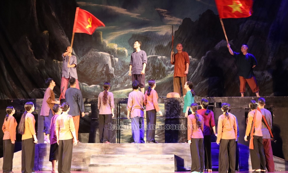 Công diễn vở chèo "Nguyễn Văn Cừ - Tuổi trẻ chí lớn" tại các huyện, thành phố
