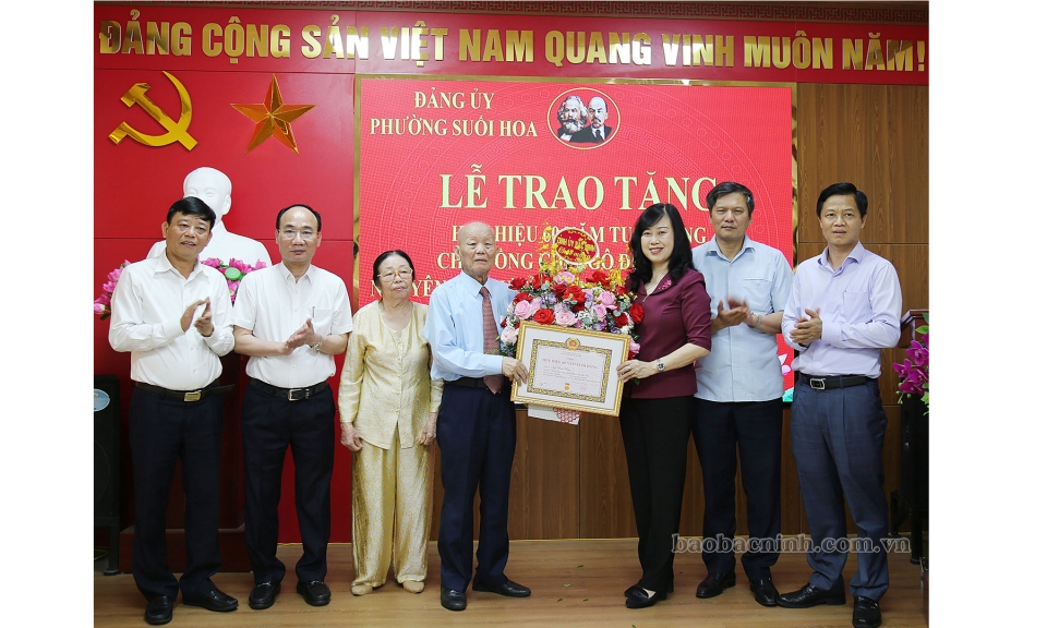 Bí thư Tỉnh ủy Đào Hồng Lan trao Huy hiệu 60 năm tuổi Đảng cho nguyên Bí thư Tỉnh ủy, nguyên Chủ tịch HĐND tỉnh Ngô Đình Loan