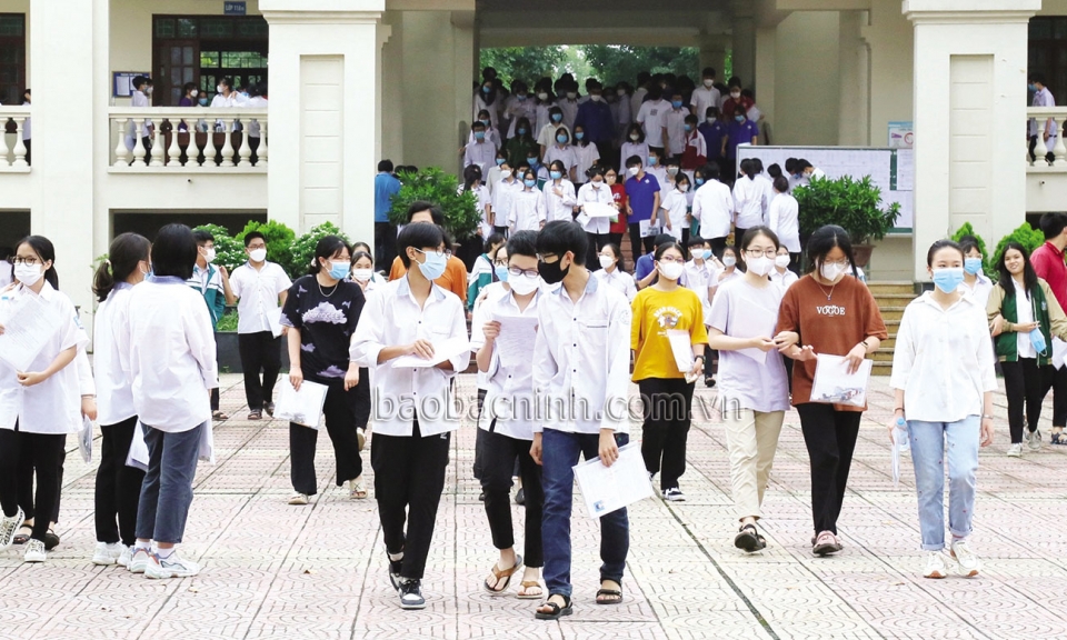 Thấy gì qua điểm chuẩn  tuyển sinh vào lớp 10  công lập?