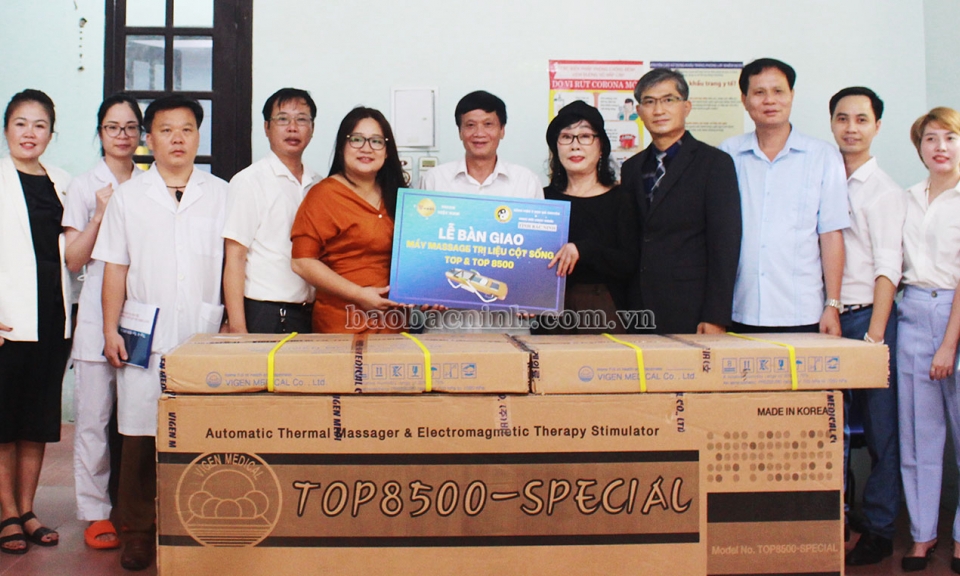 Tặng thiết bị y tế cho Bệnh viện Y học cổ truyền và Phục hồi chức năng tỉnh