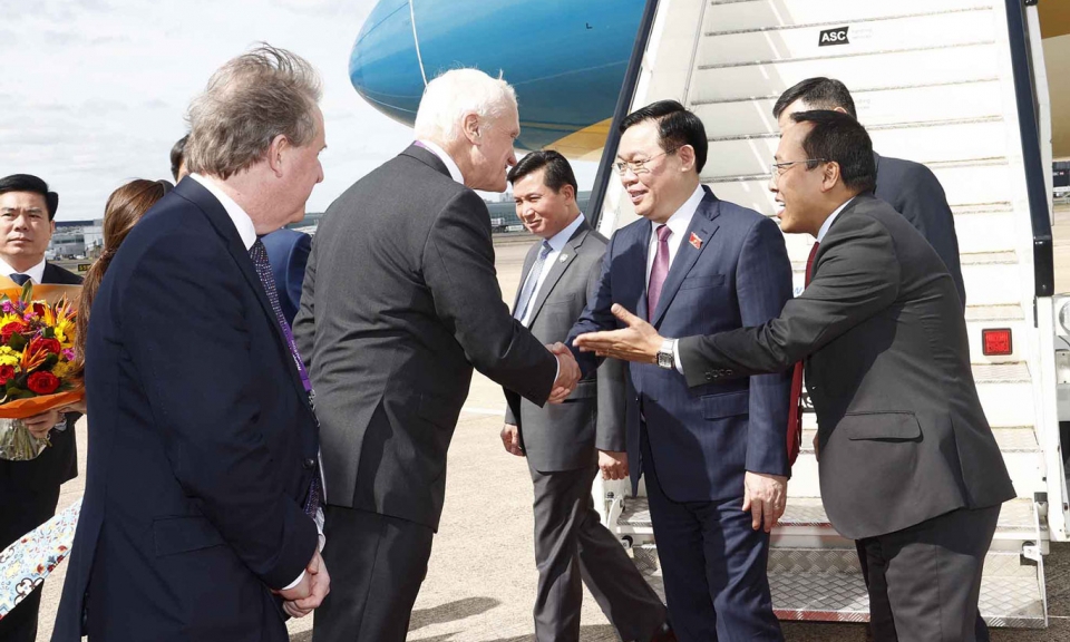 Chủ tịch Quốc hội đến London, bắt đầu thăm chính thức Vương quốc Anh