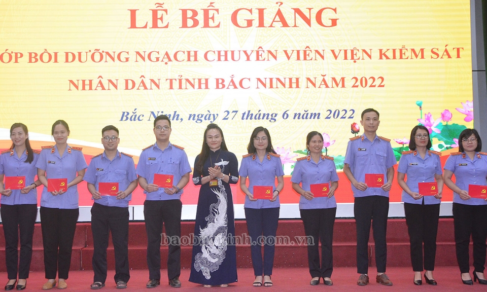 Bế giảng lớp Bồi dưỡng ngạch chuyên viên Viện kiểm sát nhân dân tỉnh năm 2022