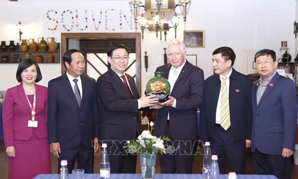 Chủ tịch Quốc hội thăm thành phố Albertirsa và tiếp Phó Chủ tịch Quốc hội Hungary Istvan Jakab