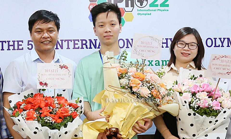 Thưởng 300 triệu đồng học sinh đạt Huy chương Bạc Olympic Vật lý Quốc tế
