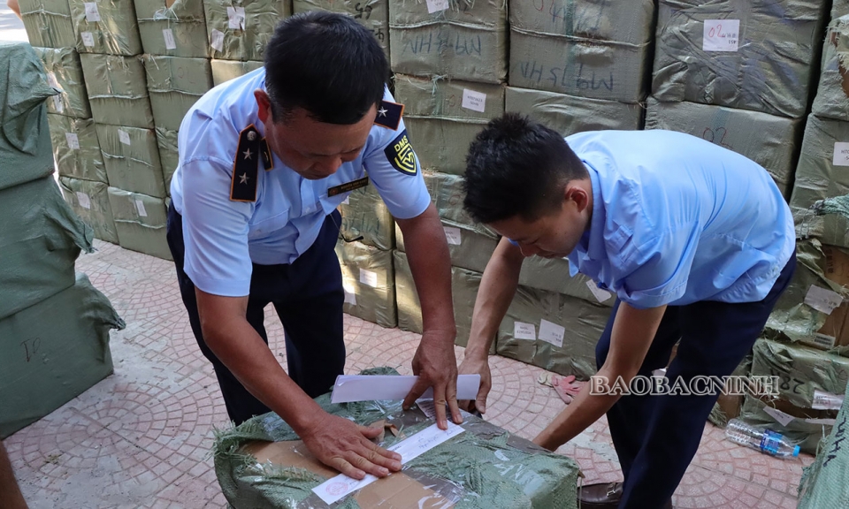 Phát hiện kho chứa hơn 20 tấn nước hoa, mỹ phẩm có dấu hiệu giả các nhãn hiệu nổi tiếng tại thành phố Bắc Ninh
