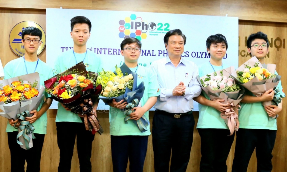 Nghị lực của “chàng trai bạc”  Olympic Vật lý Quốc tế 2022