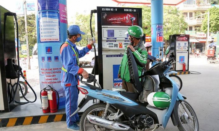 Giá xăng giảm về sát 25.000 đồng/lít