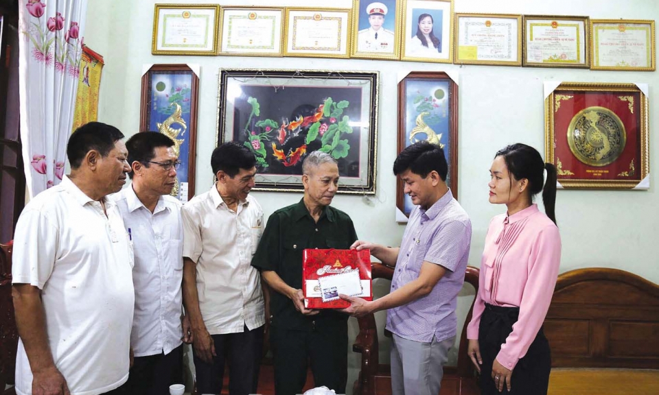 Điển hình học và làm theo Bác
