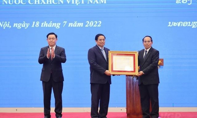 Thủ tướng, Chủ tịch Quốc hội nhận Huân chương Vàng quốc gia Lào