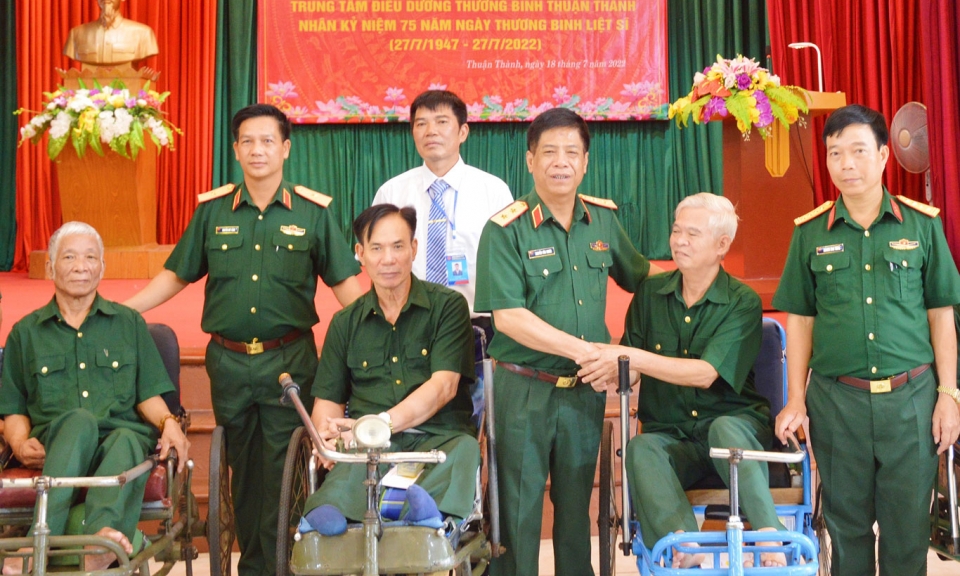 Quân uỷ Trung ương, Bộ Quốc phòng thăm, tặng quà tại Trung tâm Điều dưỡng Thương binh Thuận Thành