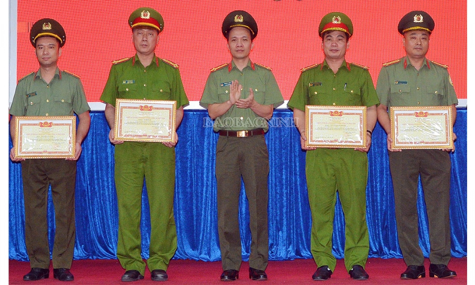 “Phát huy hiệu quả vai trò người đứng đầu  trong xây dựng tập thể đoàn kết, thống nhất”