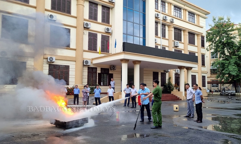 Ban Quản lý các KCN Bắc Ninh được huấn luyện nghiệp vụ PCCC, CNCH