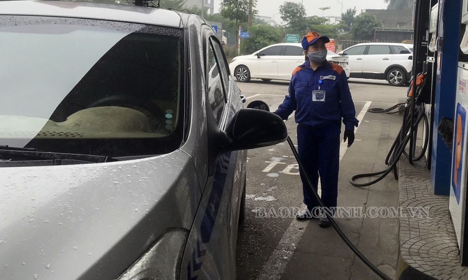 Giảm giá xăng, dầu chặn cơn “bão giá”