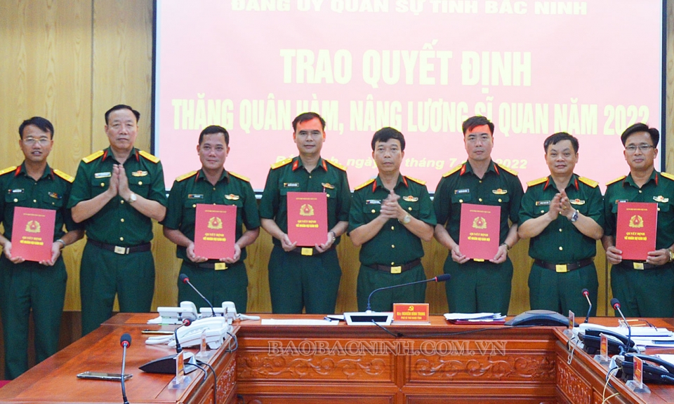 Trao quyết định thăng quân hàm sĩ quan