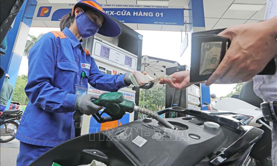 Xăng giảm hơn 3.000 đồng/lít từ 0 giờ ngày 11/7