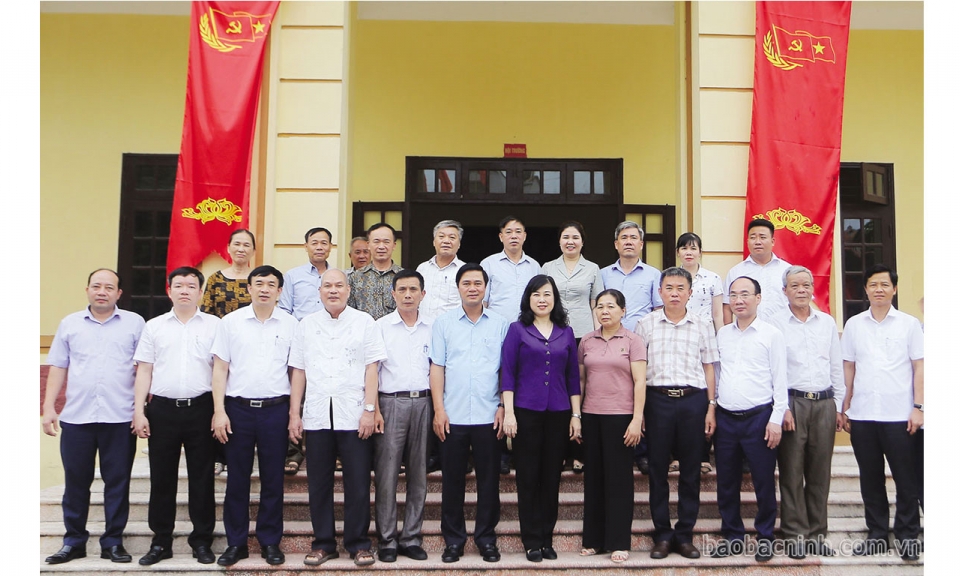 Bí thư Tỉnh ủy Đào Hồng Lan dự sinh hoạt Đảng tại Chi bộ khu phố Phù Khê Thượng