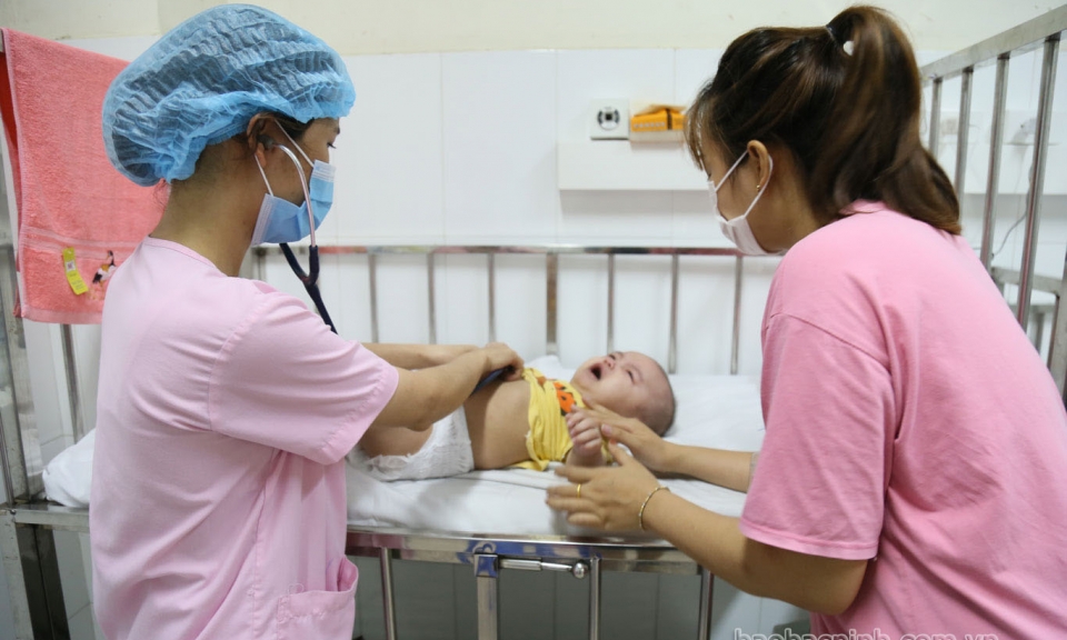 Nắng nóng kéo dài, trẻ em  và người già nhập viện gia tăng