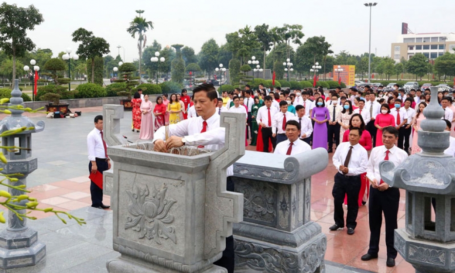 Đảng ủy Khối các Cơ quan và Doanh nghiệp tỉnh dâng hương tưởng niệm và tọa đàm “đảng viên học tập, noi gương Tổng Bí thư Nguyễn Văn Cừ”