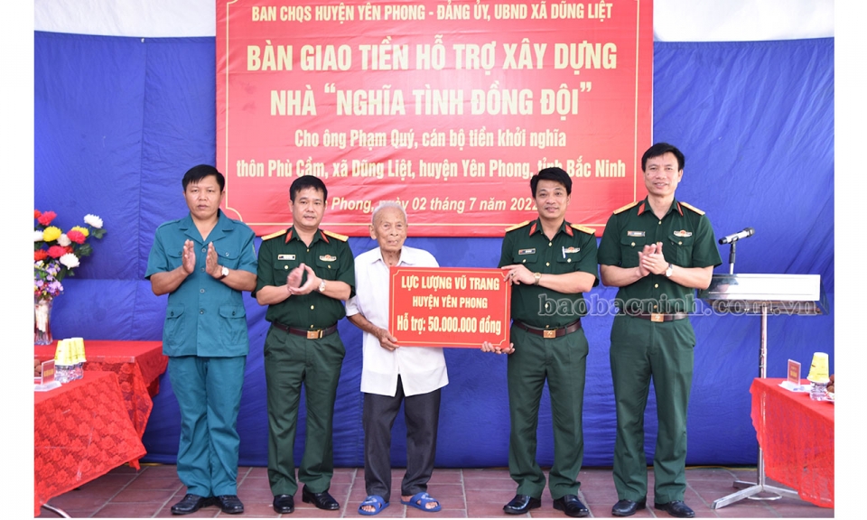 Ban CHQS huyện Yên Phong bàn giao kinh phí xây dựng nhà “Nghĩa tình đồng đội”