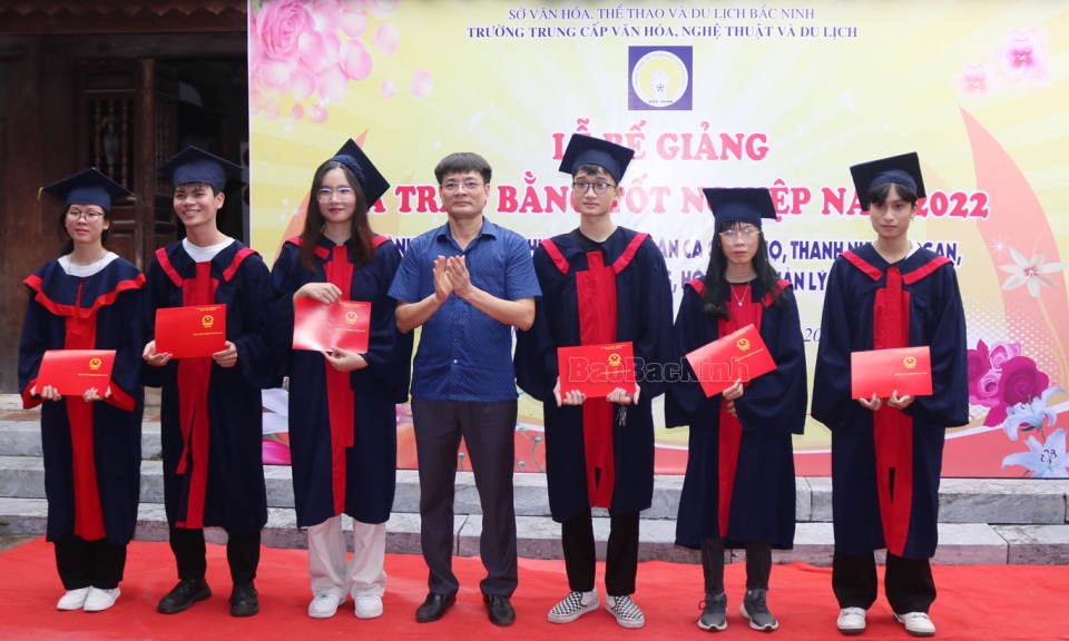 37 học sinh Trường Trung cấp Văn hóa, Nghệ thuật và Du lịch Bắc Ninh được trao bằng tốt nghiệp