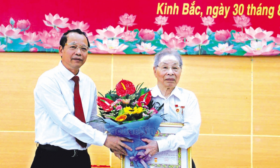 Trao tặng Huy hiệu Đảng tại cơ sở