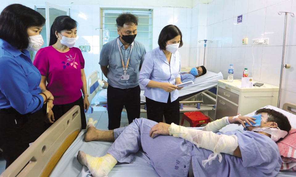 Lãnh đạo tỉnh thăm, động viên  các nạn nhân trong vụ nổ tháp xử lý khí tại Công ty TNHH Seojin Auto
