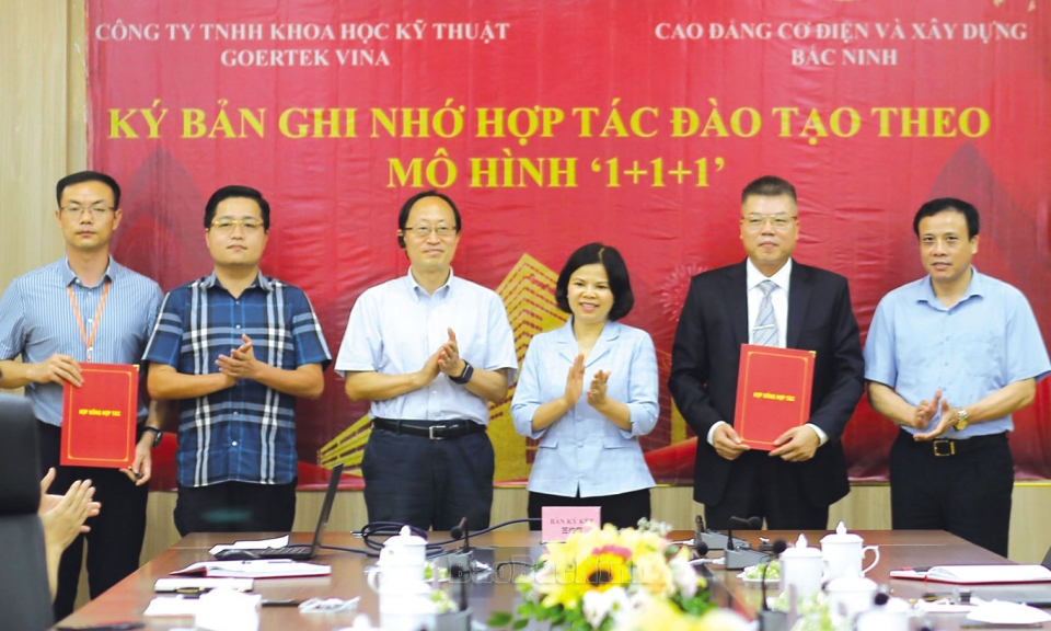 Chủ tịch UBND tỉnh dự ký kết hợp tác đào tạo nguồn nhân lực và kiểm tra công tác  tiêm phòng vắc-xin COVID-19