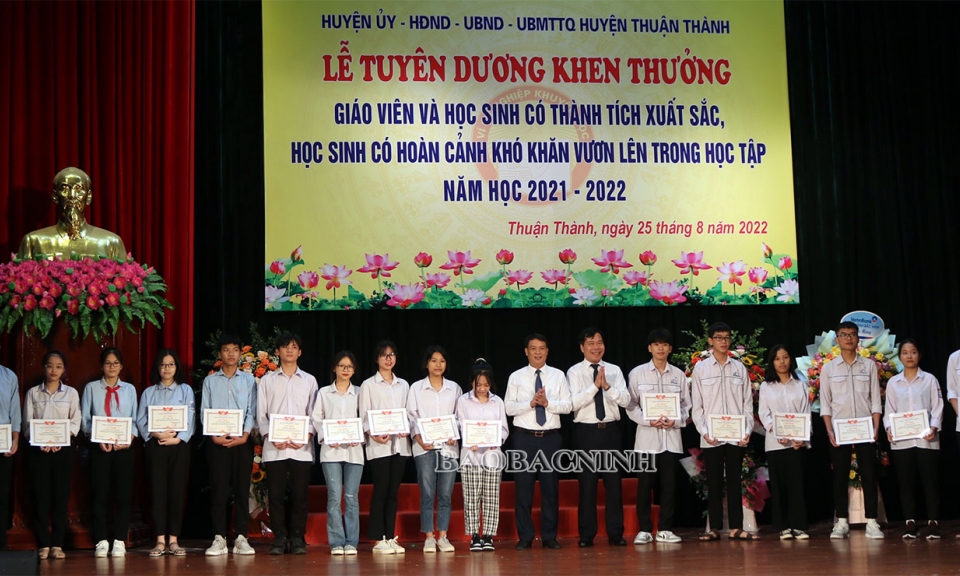 Thuận Thành tuyên dương khen thưởng giáo viên và học sinh tiêu biểu năm học 2021-2022