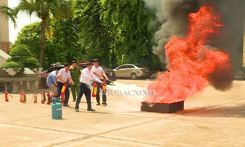 Huyện Quế Võ huấn luyện nghiệp vụ về phòng cháy, chữa cháy và cứu nạn, cứu hộ