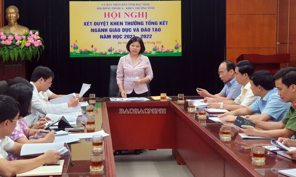 Xét duyệt khen thưởng thành tích ngành GD-ĐT năm học 2021-2022